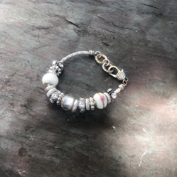 Pretty white/silver/pink beaded bracelet - Picture 2 of 4